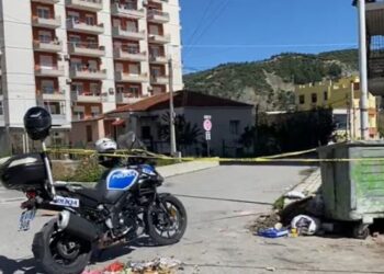 Gjendet një kallashnikov në një kosh mbeturinash në Vlorë, dyshohet të jetë përdorur për ngjarje kriminale