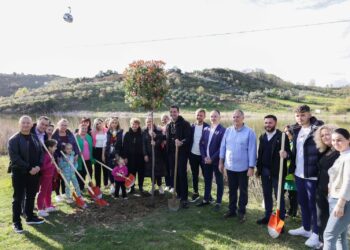 Veliaj: Ne mbjellim pemë, pastërti dhe dashuri, jo përçarje; ata kanë hallet e non gratas, ne shohim hallet e qytetarëve