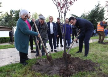 Veliaj me banorët e Njësinë 3: Ne hapim gropa për të mbjellë pemë, ata për t’i bërë gropën tjetrit