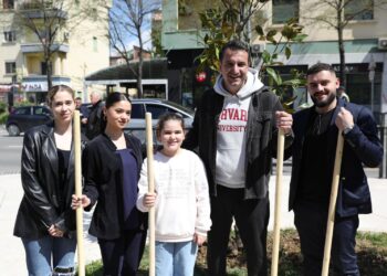 Veliaj me banorët e Njësisë 10: Investimet e bashkisë kanë 3-fishuar vlerën e pronës; çifti Berisha-Meta mbjellin sherr, inat e përçarje