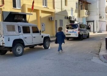 Plagoset në zyrën e tij avokati në Fier/ Dhunuesi në proces divorci, shpallet në kërkim nga policia