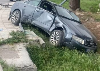 Aksident automobilistik në Vlorë, “Audi” del nga rruga dhe përfundon në kanal, një i plagosur