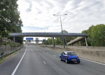 Do i deportonin vëllain, shqiptari në Angli kërcënon se do hidhet nga mbikalimi në autostradë