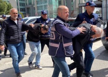 Babai dhe katër djemtë qëllojnë për vdekje efektivin e policisë pas sherrit për mbeturinat