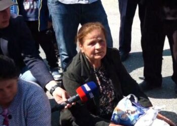Banorja e Bërxullës bllokon rrugën, ulet në tokë e tregon ilaçet: Shteti nuk më dëgjon!
