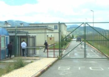 EMRI/ I riu në burgun e Drenovës gëlltit brisqet e dërgohet në spital, Policia: Kujdes, mund të jetë duke simuluar