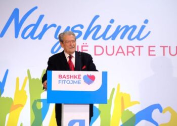 VIDEOLAJM/ Berishës i bllokohet truri, harron emrin kandidatit për kryetar bashkie në Përmet