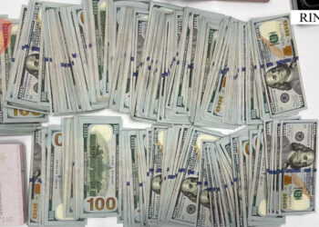 Tentoi t’i fuste në Shqipëri, kinezit i gjenden mijëra dollarë në bagazhe