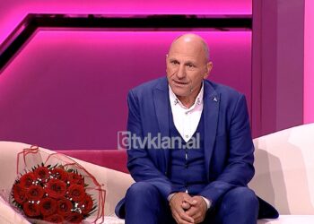 Dashuri me shikim të parë: Kalimtarja i ‘vodhi’ zemrën ushtarit, fati i ritakon 3 vjet më vonë