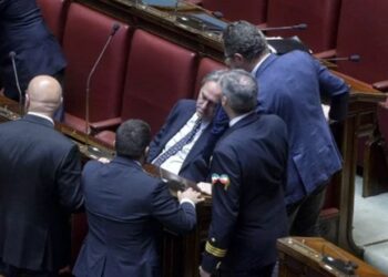 Stres parlamentar/ Seancë plenare e pazakontë, pas debateve të ashpra, njërit prej deputetëve i bie të fikët papritur