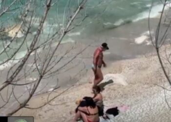 Fluks automjetesh drejt jugu të vendit, nis plazhi në Vlorë