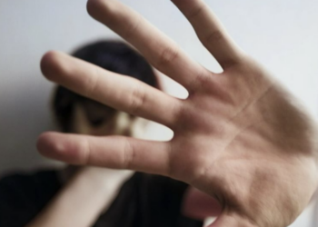 U mbajt peng 1 javë nga bashkëjetuesi, 28-vjeçarja i nënshtrohet ndërhyrjes kirurgjikale pas dhunës barbare