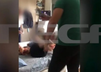 VIDEO/ “Ulu dhe mos fol”! Pamje të rënda, djali rreh brutalisht nënën dhe babain e moshuar