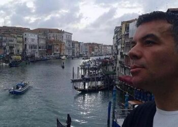 Ndahet nga jeta në moshë të re këngëtari shqiptar, shkak dyshohet problemi në zemër