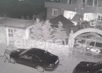VIDEO/ Momenti kur i vihet zjarri makinës në Korçë, autori për pak dogji veten