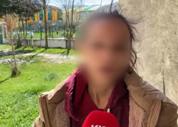 “Je këllirë, të kall datën!” Me zërin duke u dridhur, flet 9-vjeçarja: Mësuesja më godiste…
