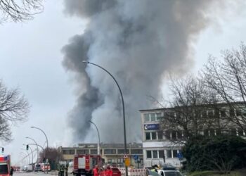 Hamburgu ngre alarmin pas shpërthimit të zjarrit, thirrje qytetarëve që të mbyllin dritaret