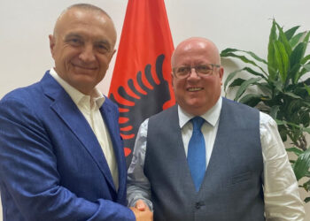 Kandidati i Metës përfshin fenë në zgjedhje: O Allah, të lutem Ramën me Veliajn të mos i ndërrojmë me Berishën, Metën dhe Belindin