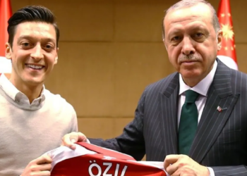 Doli hapur si mbështetës i Erdogan, ish-ylli i Real Madrid pranë partisë së tij në prag të zgjedhjeve në Turqi