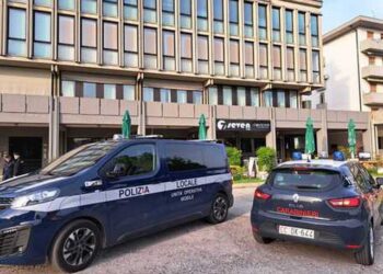 Ngjarja e rëndë/ Shqiptarit i zihet pritë në lokalin e tij në Itali, qëllohet dy herë me thikë. Detajet