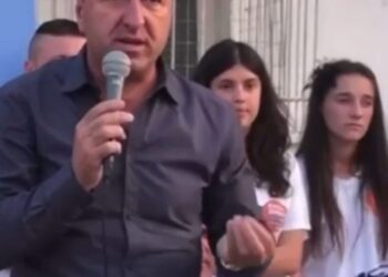 VIDEO/ Kandidati i Meta-Berishës bëhet barcaletë në Rrogozhinë: Në 2015 akuzonte kundërshtarët që jetonin në Tiranë, sot kandidon vetë dhe… jeton në kryeqytet