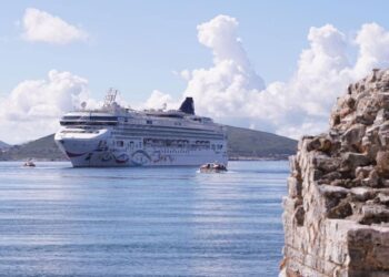 FOTOLAJM/ Mbërrin në Sarandë kroçera me 2200 turistë