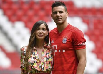 “Boll luajte me dy porta”, gruaja i nxjerr të palarat futbollistit të Bayern