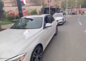 VIDEO/ “Spektakël” e manovra të rrezikshme me makinat e tyre, policia identifikon dy shoferët, gjoba 40 mijë lekë secilit
