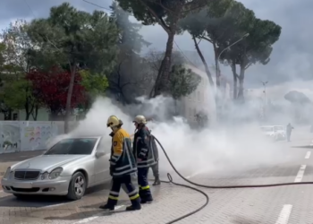 VIDEOLAJM/ Merr flakë një automjet në Bulevardin “Dëshmorët e Kombit”