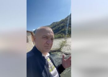VIDEO/ Ilir Meta frymëzohet në Skrapar: Pranvera dhe Osumi nuk përmbahen
