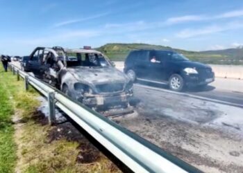 Merr flakë në lëvizje makina me të cilën udhëtonin një familje