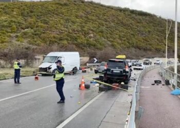 Aksident në Pogradec: 3 automjete përplasen me njëra-tjetrën, plagosen 7 persona, 2 prej tyre rëndë