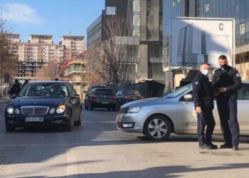 Shqiptaro-amerikani përplas me makinë gruan, del dhe e sulmon fizikisht. Policia e prangos