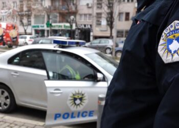 Plagosen 3 efektivë policie, u përplasën me makinë nga një i ri që nuk ndaloi në kryqëzim