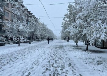 FOTO / Dimër në pranverë, dëbora mbulon rrugët e sheshet e Prishtinës