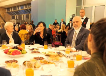 VIDEO/ Pas operacionit, Rama u rikthehet aktiviteteve, shtron iftar në Tiranë! Fjalën përshëndetëse në vend të tij e mban bashkëshortja