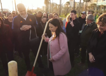 FOTO LAJM/ Rama me çantë në krah, ia merr nga dora doktoreshës në Durrës: U rrit rroga, hajde merr lopatën…!