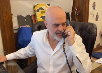 VIDEO/ Rama kërkon mendim nga ndjekësit për këngën e fushatës: A e keni idenë e kujt është?