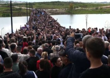 VIDEO/ Rama nis fushatën pas operacionit, shfaqet në takimin elektoral në Kamëz