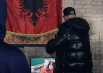 FOTOT/ Daily Telegraph: Shikoni si reperi shqiptar tallet me Sekretaren e Shtetit, Suella Braverman