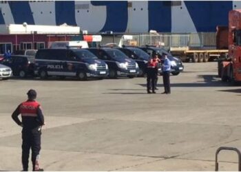 Gjenden 8 armë zjarri në një furgon në Portin e Durrësit, sekuestrohen. Shoqërohet shoferi
