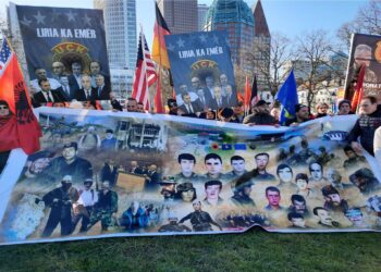 FOTO / “Liria ka emër”, shqiptarët protestojnë në Hagë, në mbështetje të ish-krerëve të UÇK