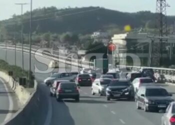 Ç’po ndodh në autostradën Tiranë-Durrës/ Makinat kthehen papritur të gjitha mbrapsht në mes të rrugës