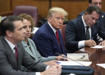 Arrestimi/ Publikohet fotoja e parë e Trump në gjykatë, ish-presidenti qëndron i heshtur krah ekipit të tij ligjor