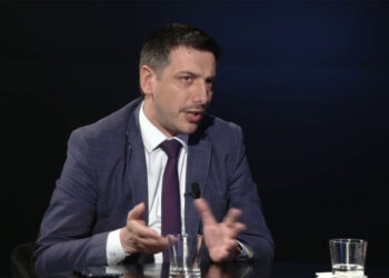 3 persona e goditën pasi doli nga emisioni, dhunohet gazetari Valon Syla në Kosovë