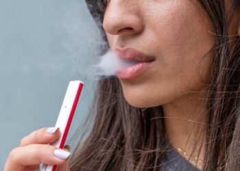 “Po mbytem prej 9 muajsh”/ Ylli i TikTok-ut tregon problemet e rënda që i shkaktoi cigarja elektronike