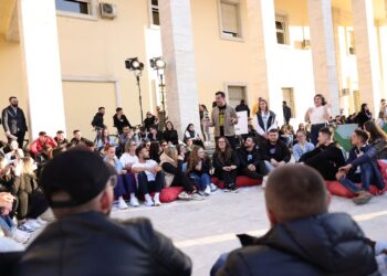 Veliaj me të rinjtë: Është momenti të bëhemi bashkë për të çuar Tiranen përpara