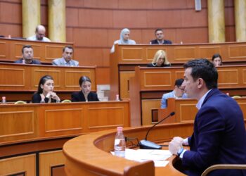 Veliaj i përgjigjet opozitës: Nuk keni si t’i njihni anëtarët e Këshillit Bashkiak sepse dezertuat për 4 vjet