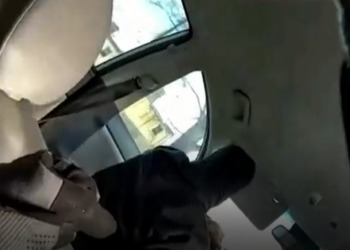 VIDEO/ E gjetën duke fjetur brenda një makine të vjedhur, polici qëllon me plumb në kokë 17-vjeçarin