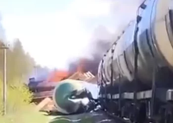 Ukraina minon hekurudhën në territorin rus, treni del nga shinat dhe shpërthen në flakë
